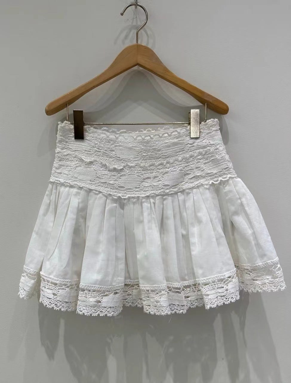 2025 ISA same style, niche design, heavy industry hollow embroidery crochet niche shirt + pleated skirt