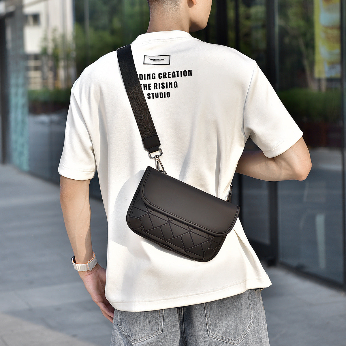 2025 New street trend messenger bag men's high-end diamond shoulder bag large capacity personalized fashion breast bag wholesale