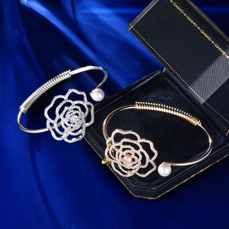 2025 New temperament bracelet, high-end sense, fashionable and elegant temperament, light luxury, niche design, open hollow camellia bracelet
