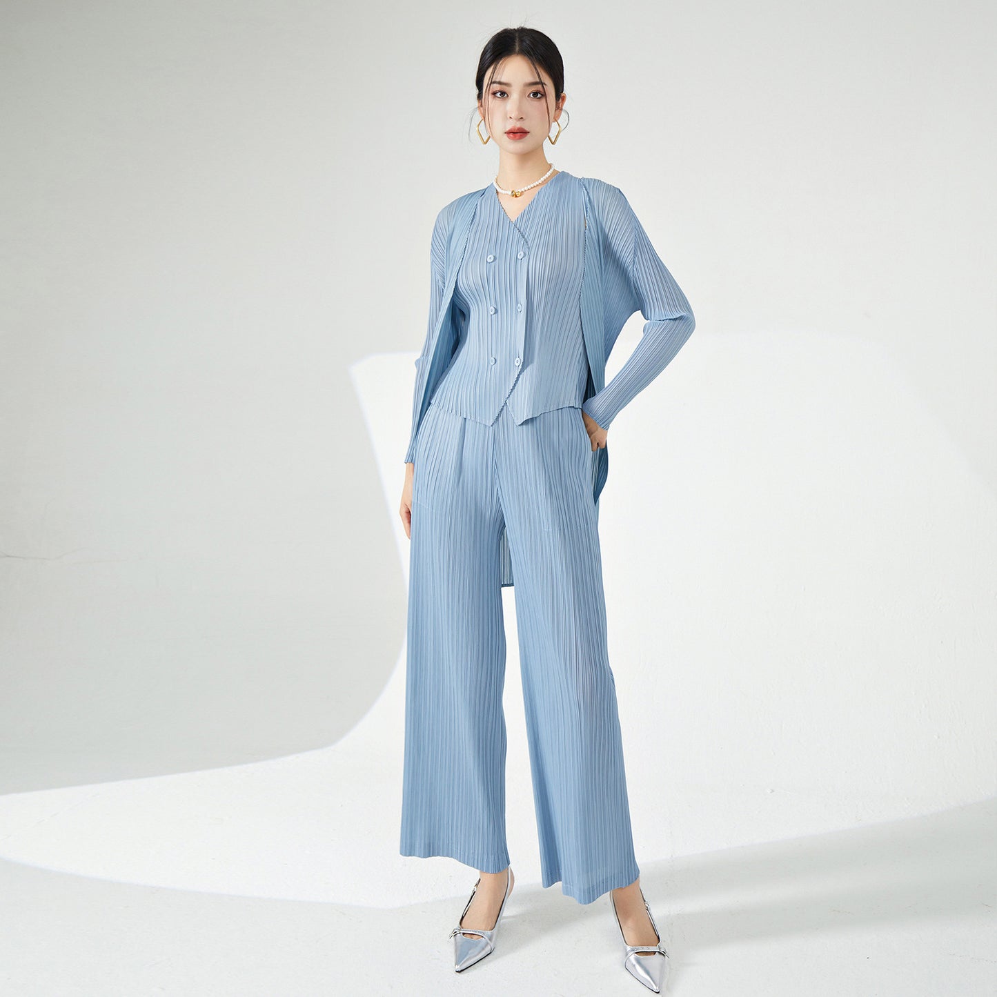 2025 Fashion suit, women's clothing, high-end three-piece set, autumn temperament, commuting design, pleated wear, a complete set