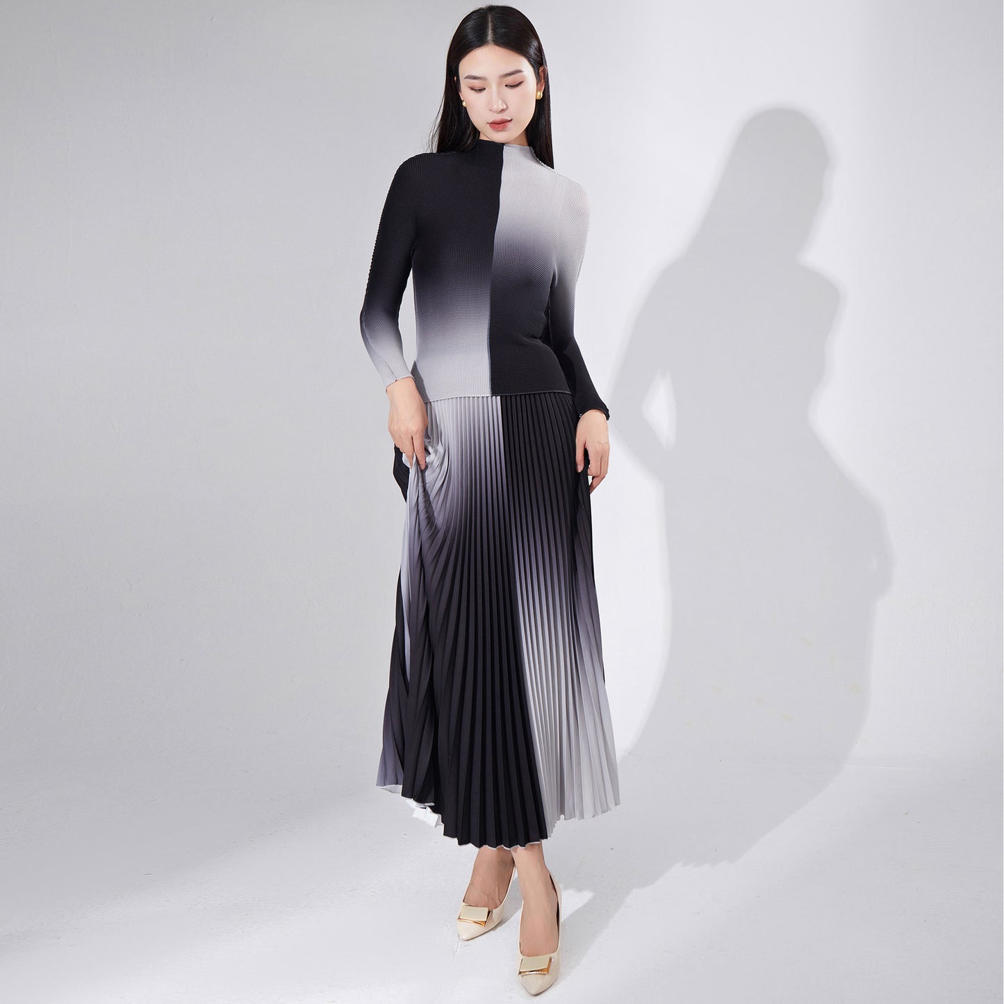 2025 suit women's fashion high-end women's clothing Popular style gradual change long-sleeved T-shirt bottoming shirt drape pleated skirt two-piece set