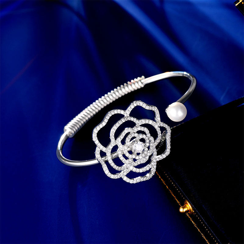 2025 New temperament bracelet, high-end sense, fashionable and elegant temperament, light luxury, niche design, open hollow camellia bracelet
