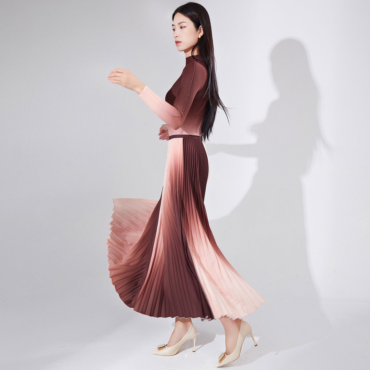 2025 suit women's fashion high-end women's clothing Popular style gradual change long-sleeved T-shirt bottoming shirt drape pleated skirt two-piece set
