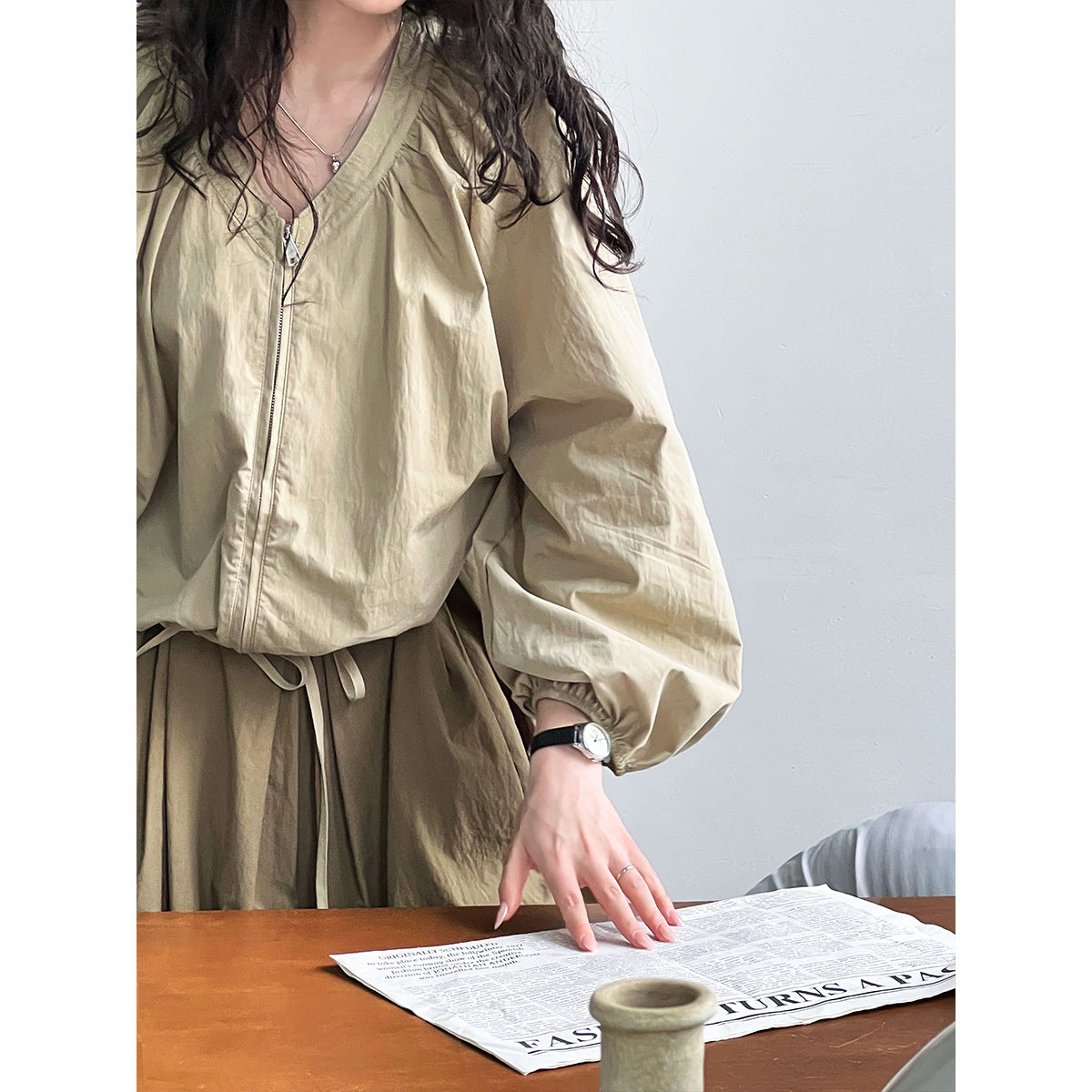 Luxi, early autumn new Korean lazy V-neck zipper long-sleeved shirt women's design sense niche Popular style top 7056