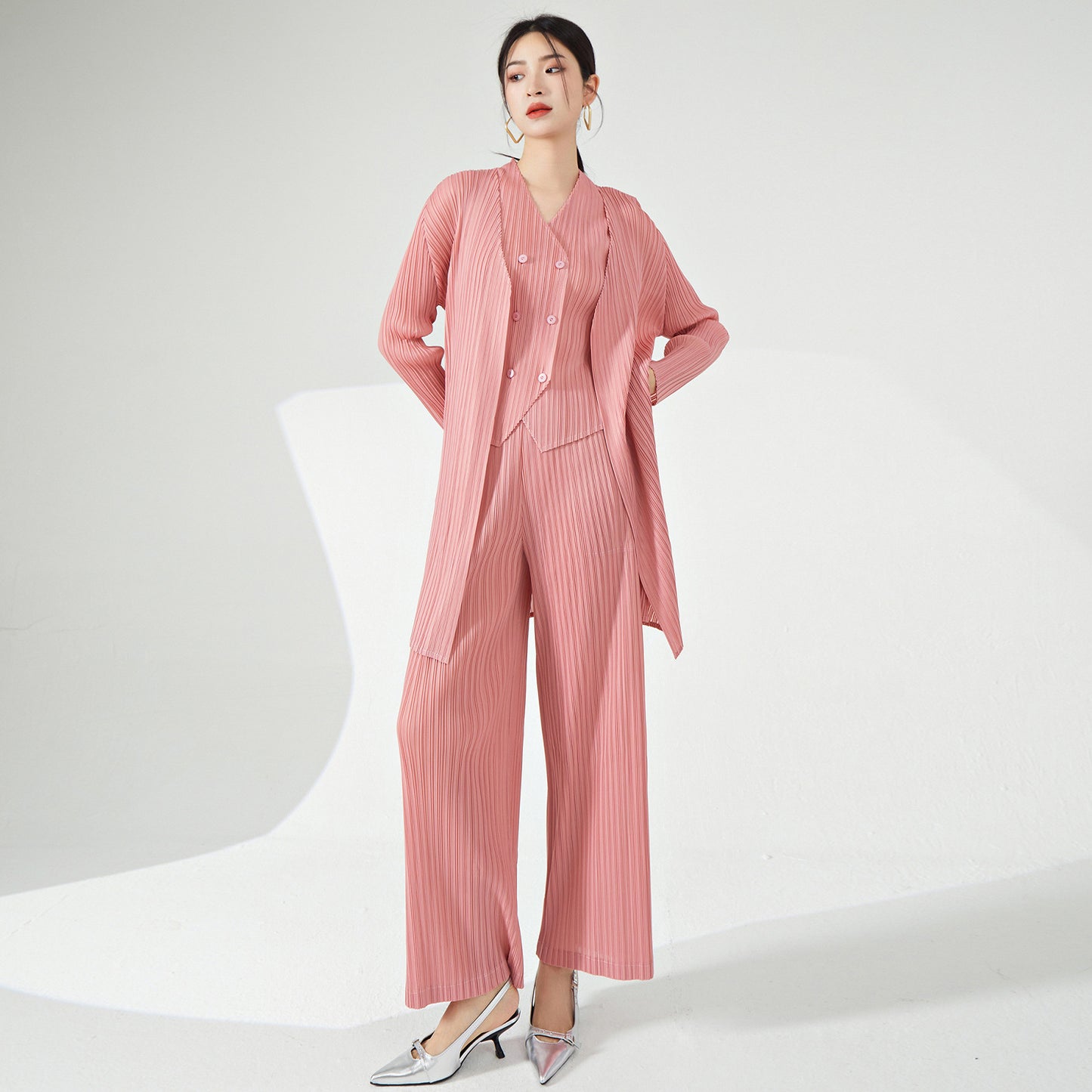 2025 Fashion suit, women's clothing, high-end three-piece set, autumn temperament, commuting design, pleated wear, a complete set