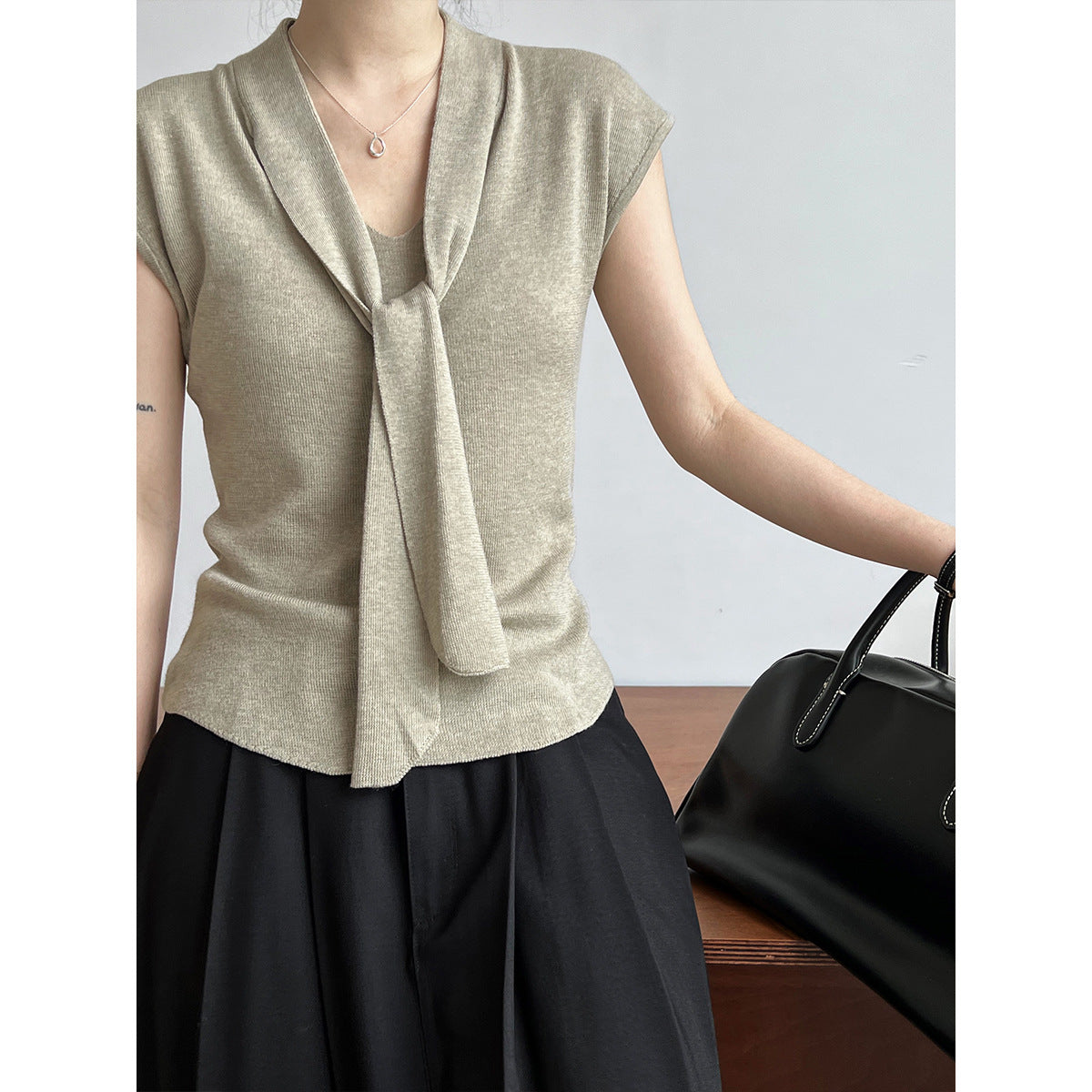 Luxi, Korean version of the design with shawl V-neck short-sleeved T-shirt knitted sweater women's popular autumn shirt top ss552