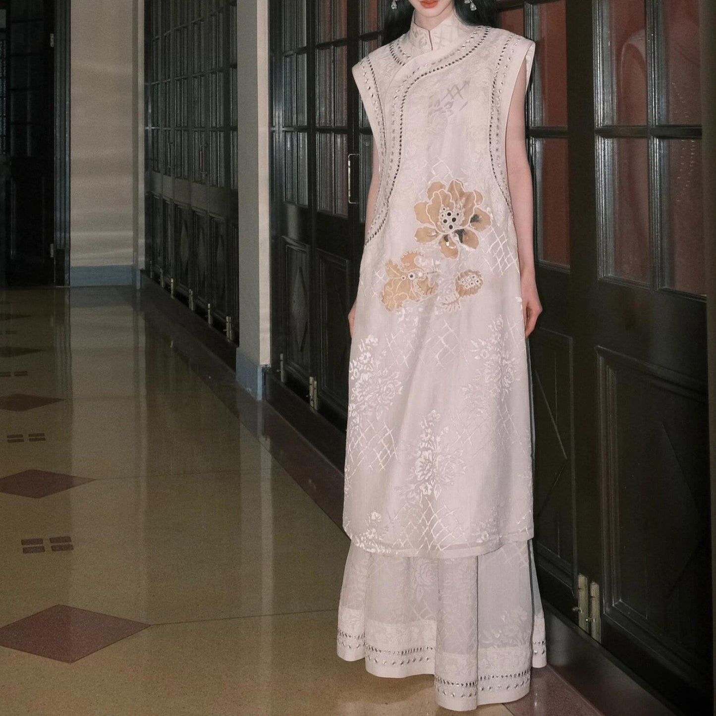 2025 Customized spring and summer new Chinese style light luxury stand-up collar embroidered sleeveless sequins loose vest dress set