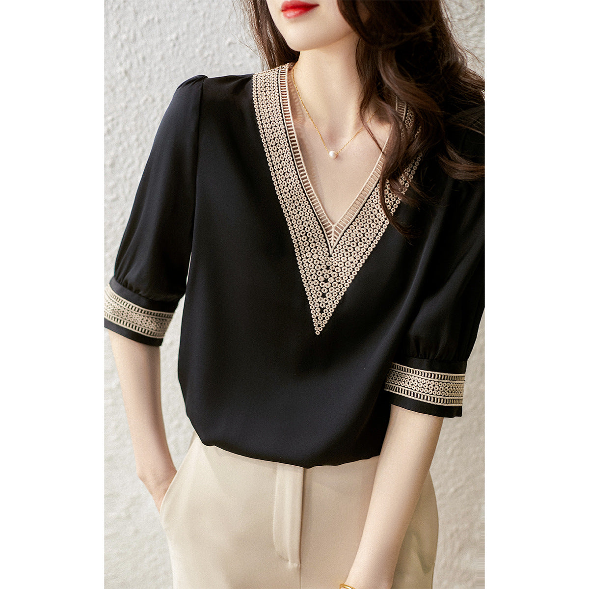 2025 Hollow embroidered silk T-shirt 19MM elastic satin mulberry silk fashion temperament thin v-neck small top black women's clothing