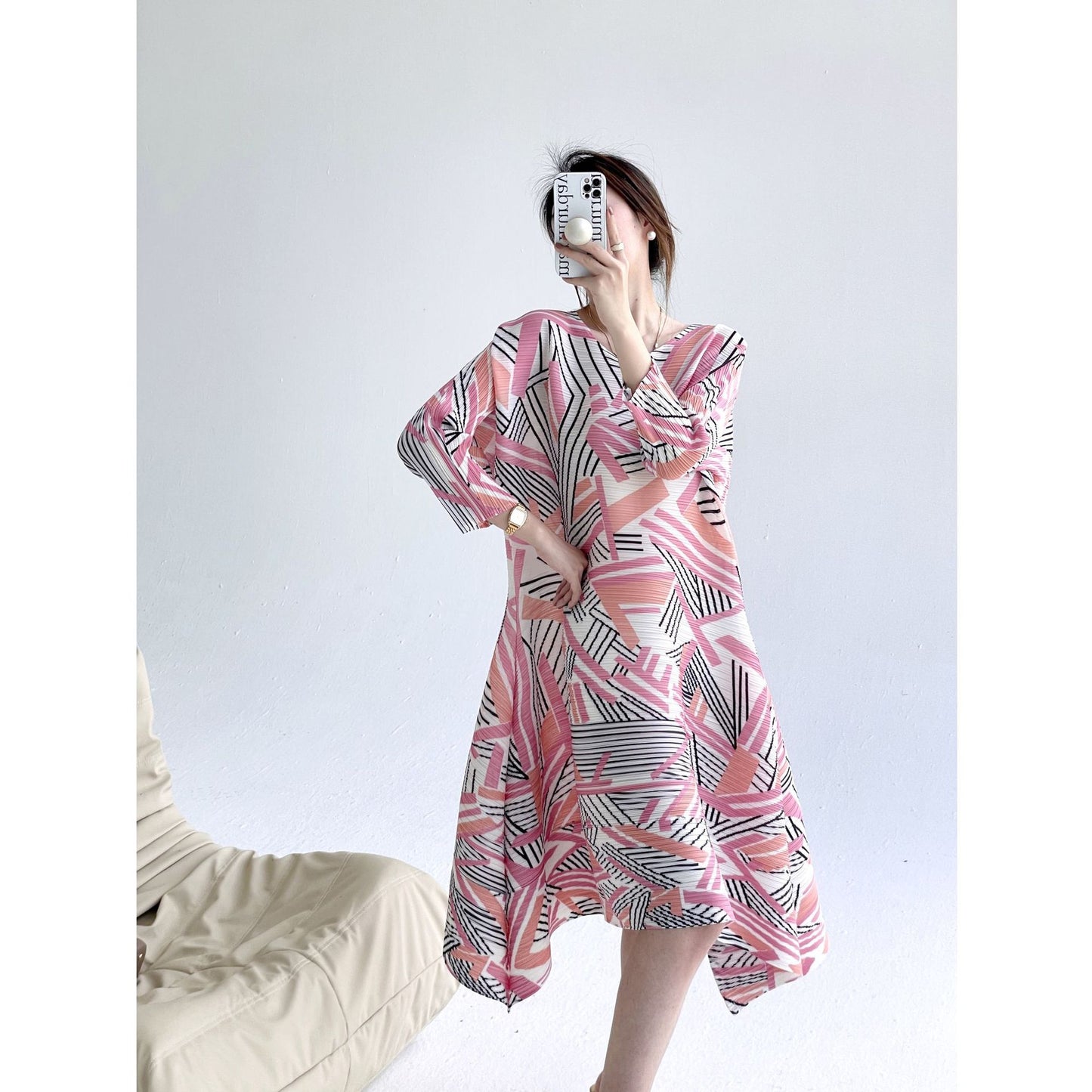 Xiaohongshu grass planting model Sanzhai spring new fashion light luxury printing design thin pleated dress women