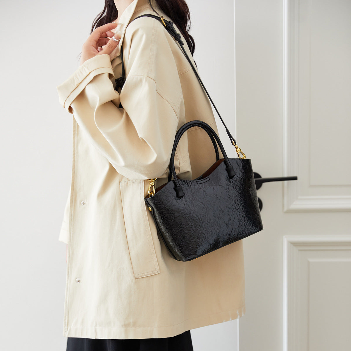 2025 Bag autumn women's popular new simple and fashionable handbag versatile glossy high-end women's bag niche messenger bag