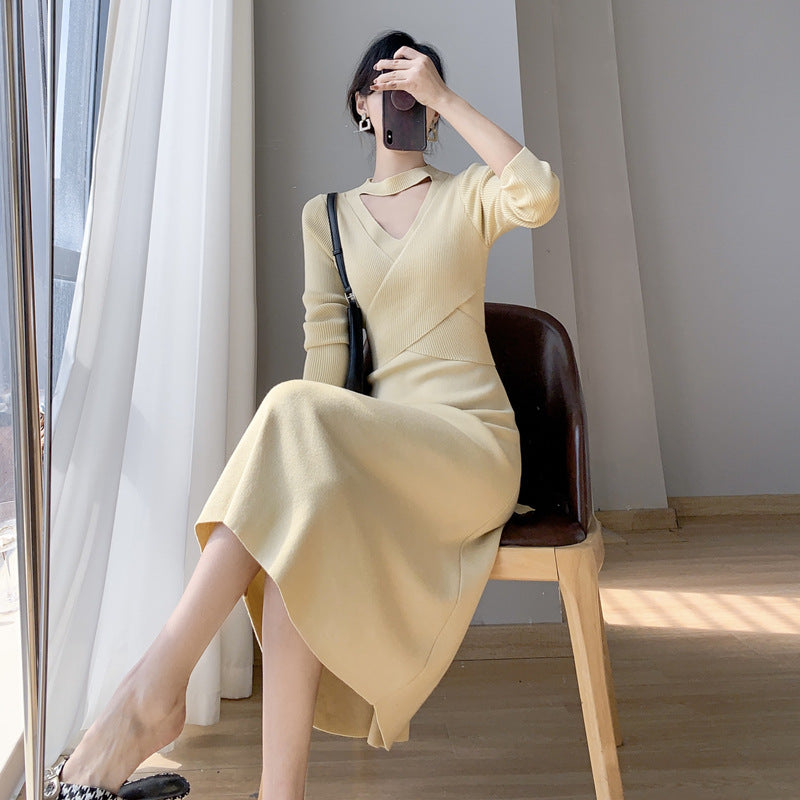 2025 Design sense niche neck knitted dress women's 2025 autumn and winter new waist thin bottom with medium and long dress