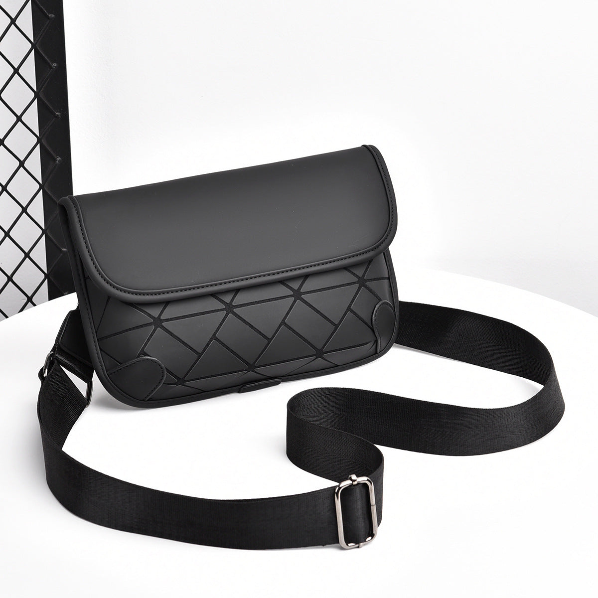 2025 New street trend messenger bag men's high-end diamond shoulder bag large capacity personalized fashion breast bag wholesale
