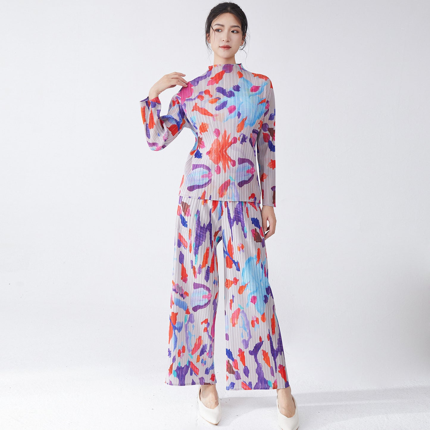 2025 suit, autumn two-piece set, high-end wear, a complete set of printed long-sleeved T-shirts, tops, and versatile straight-leg pants are trendy.
