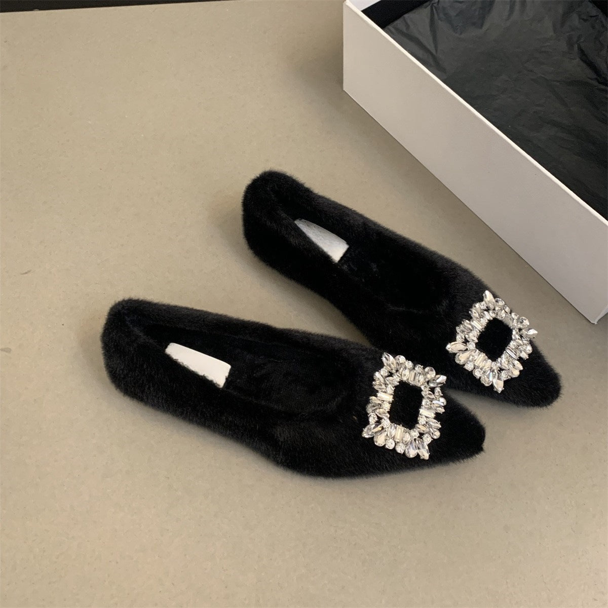 2025 Flat-bottomed pointed rhinestone single shoes that cycle in love! Korean version of temperament wears hairy shoes for women