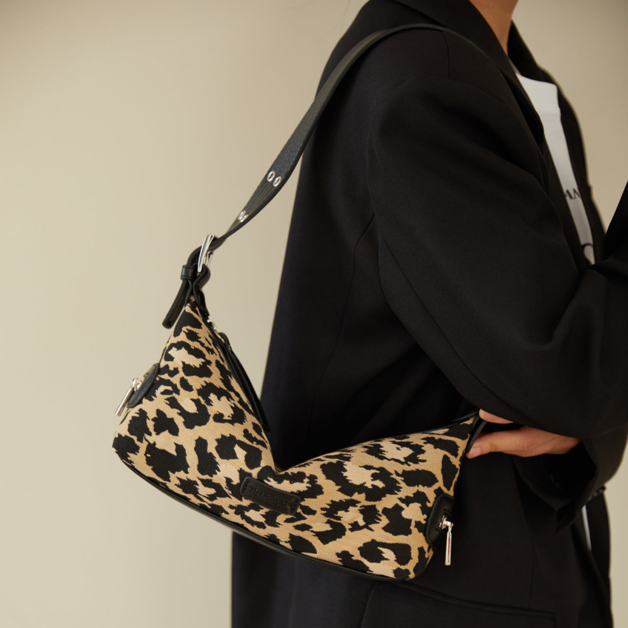 2025 Bag Autumn Women's popular New Burst Underarm Bag Fashion Versatile Premium Sense Crescent Bag Trend Women's Satchel