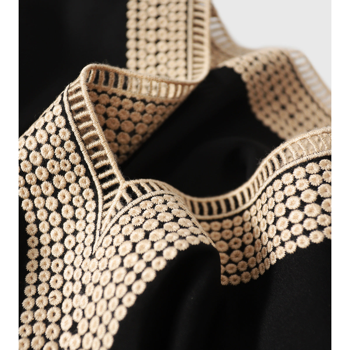 2025 Hollow embroidered silk T-shirt 19MM elastic satin mulberry silk fashion temperament thin v-neck small top black women's clothing