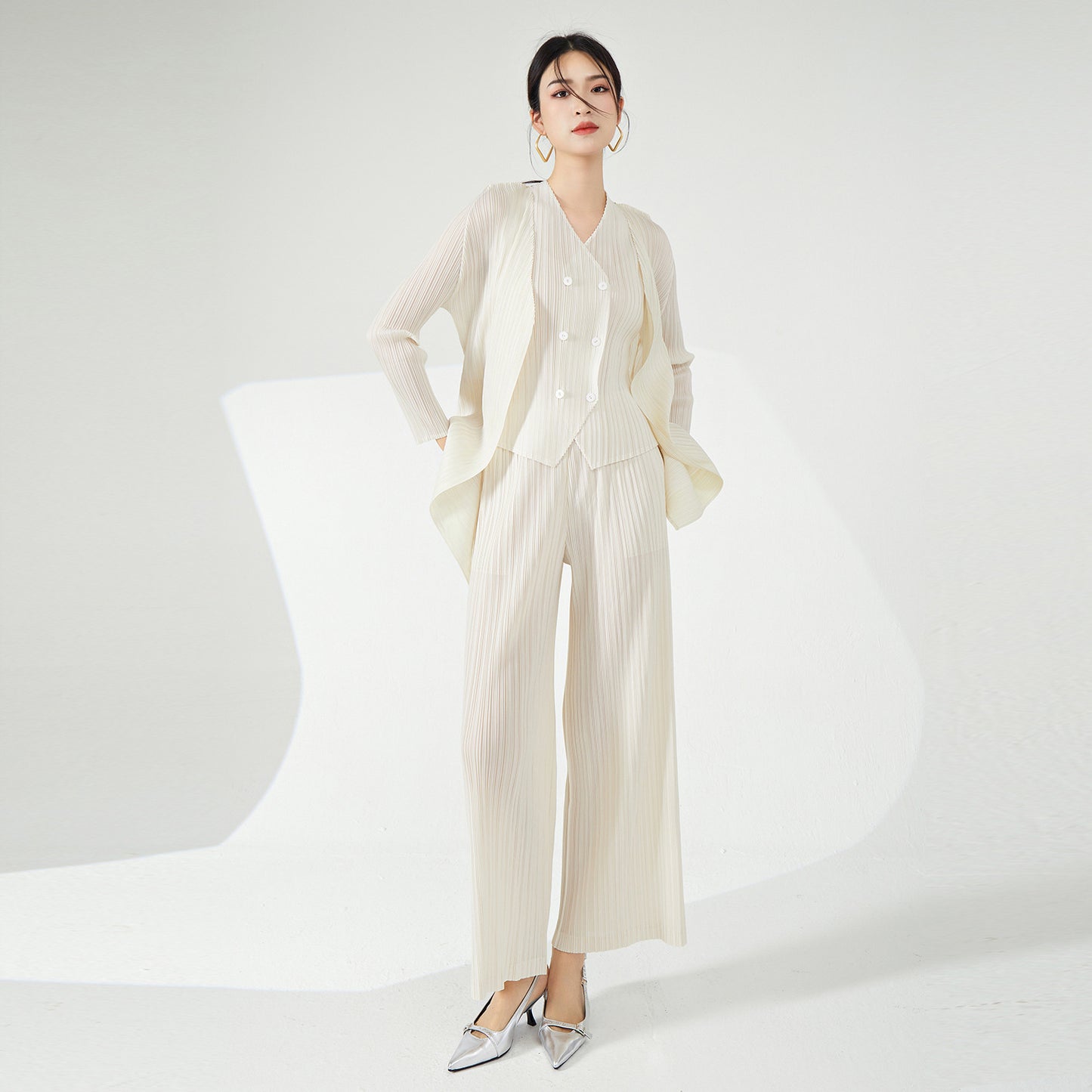 2025 Fashion suit, women's clothing, high-end three-piece set, autumn temperament, commuting design, pleated wear, a complete set