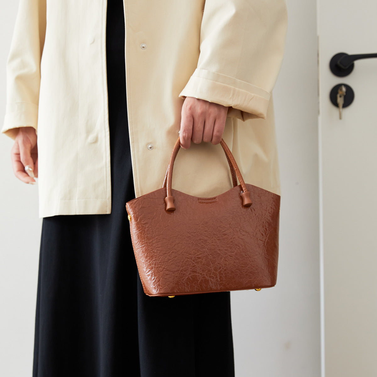 2025 Bag autumn women's popular new simple and fashionable handbag versatile glossy high-end women's bag niche messenger bag