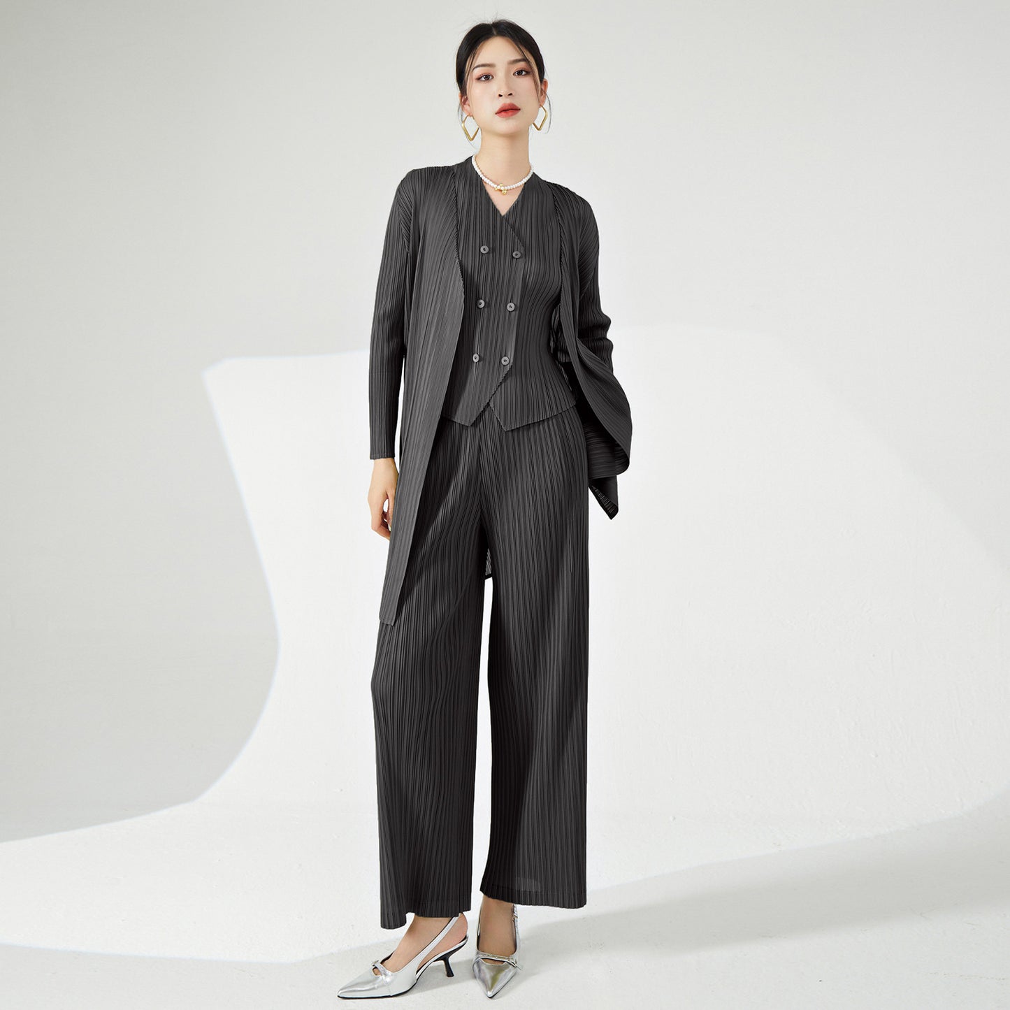 2025 Fashion suit, women's clothing, high-end three-piece set, autumn temperament, commuting design, pleated wear, a complete set