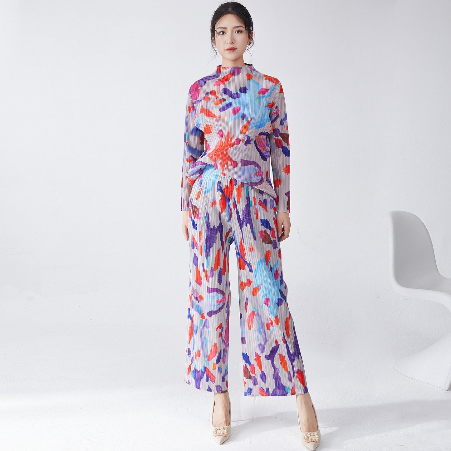 2025 suit, autumn two-piece set, high-end wear, a complete set of printed long-sleeved T-shirts, tops, and versatile straight-leg pants are trendy.