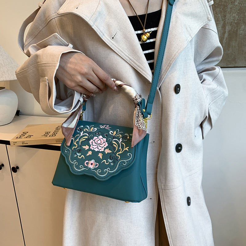 2025 Bag autumn women's popular new fashion Chinese style embroidery literary messenger bag niche high-end shoulder bag women