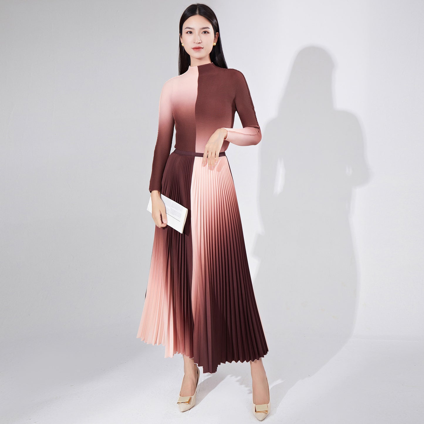 2025 suit women's fashion high-end women's clothing Popular style gradual change long-sleeved T-shirt bottoming shirt drape pleated skirt two-piece set