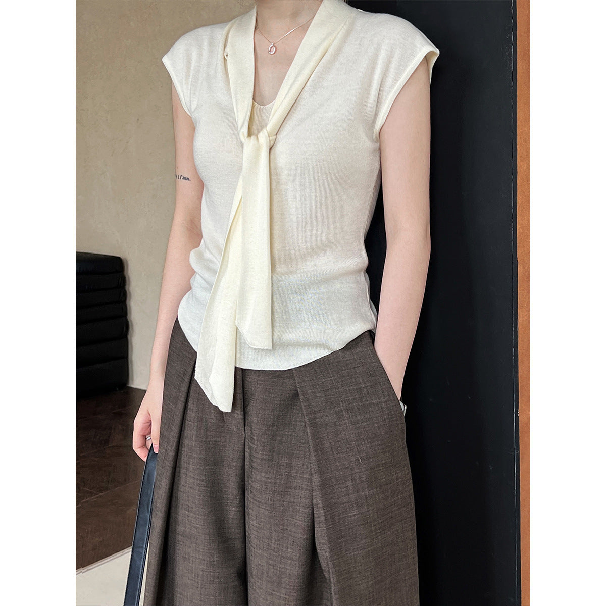 Luxi, Korean version of the design with shawl V-neck short-sleeved T-shirt knitted sweater women's popular autumn shirt top ss552