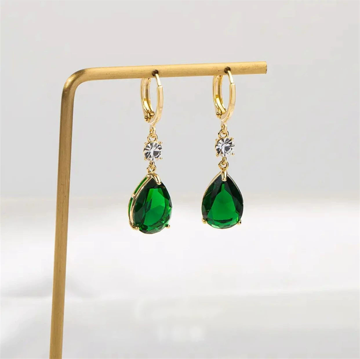 Super flash emerald crystal water drop ear buckle women's 2025 new niche design earrings temperament versatile light luxury earrings