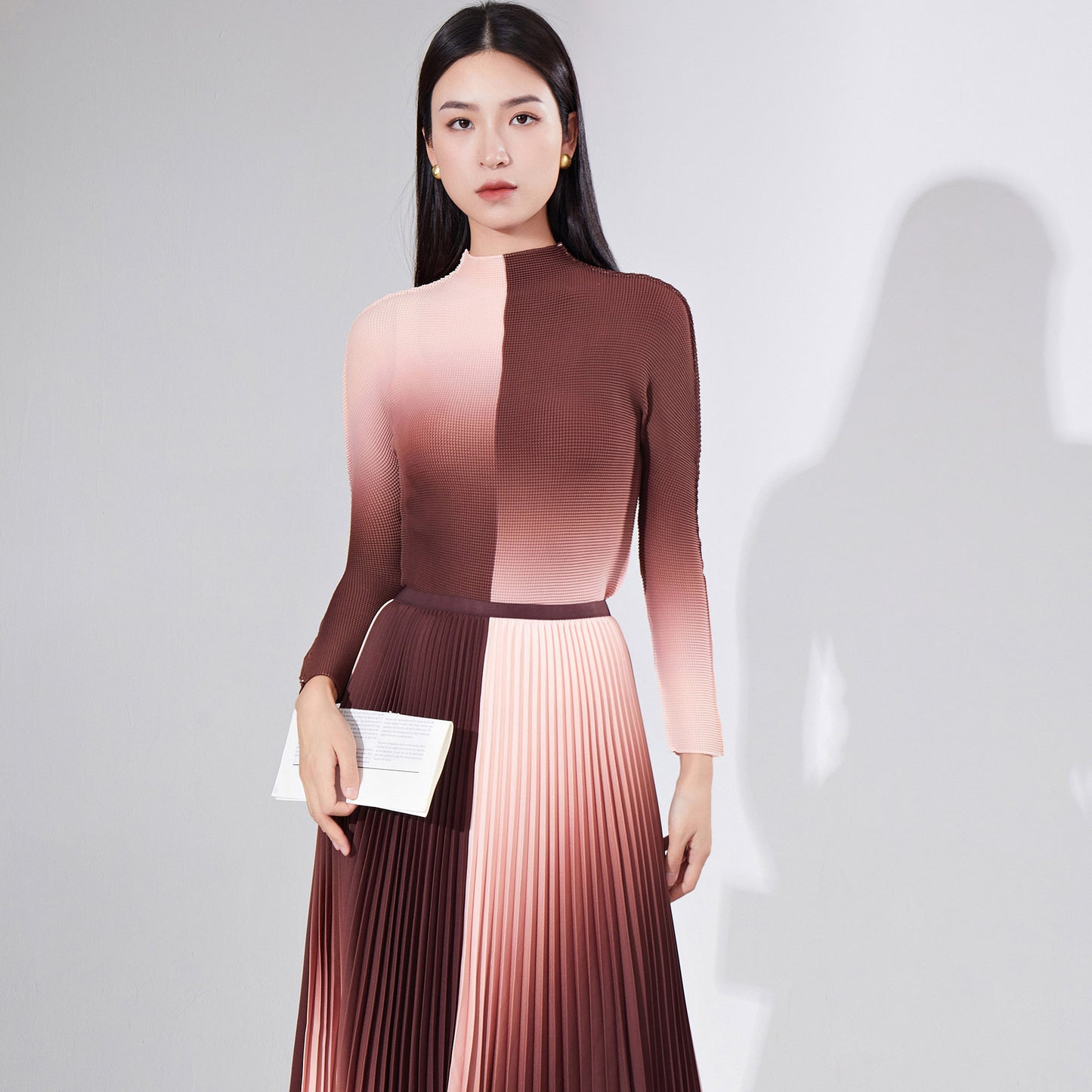 2025 suit women's fashion high-end women's clothing Popular style gradual change long-sleeved T-shirt bottoming shirt drape pleated skirt two-piece set