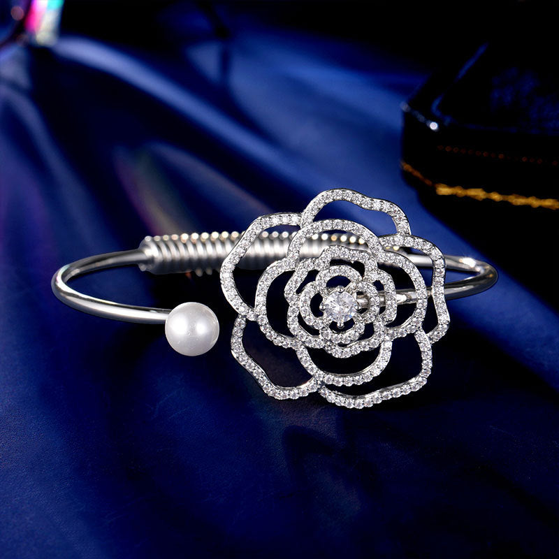 2025 New temperament bracelet, high-end sense, fashionable and elegant temperament, light luxury, niche design, open hollow camellia bracelet