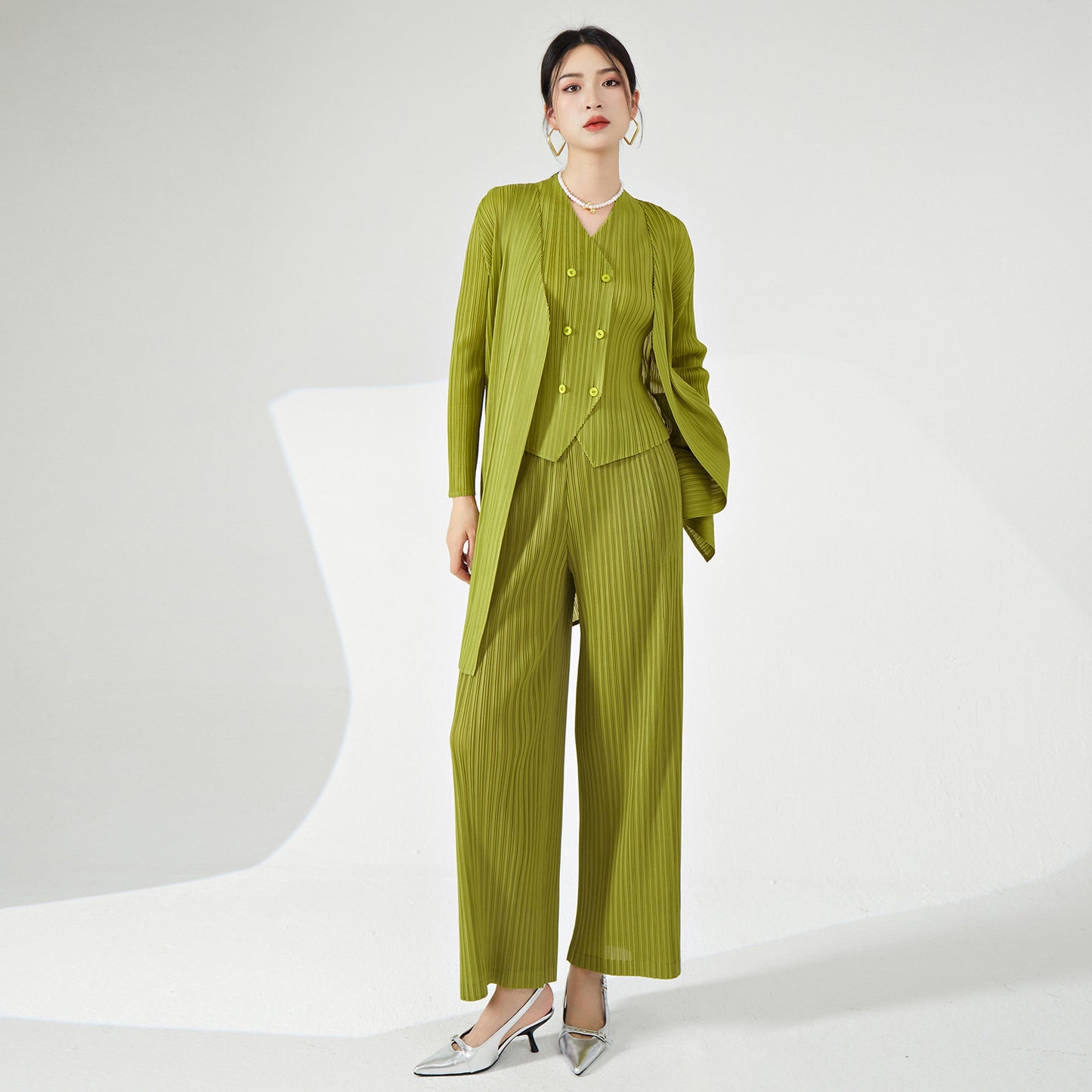2025 Fashion suit, women's clothing, high-end three-piece set, autumn temperament, commuting design, pleated wear, a complete set