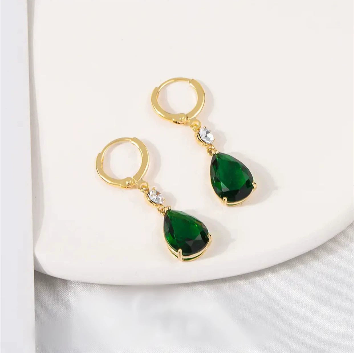 Super flash emerald crystal water drop ear buckle women's 2025 new niche design earrings temperament versatile light luxury earrings