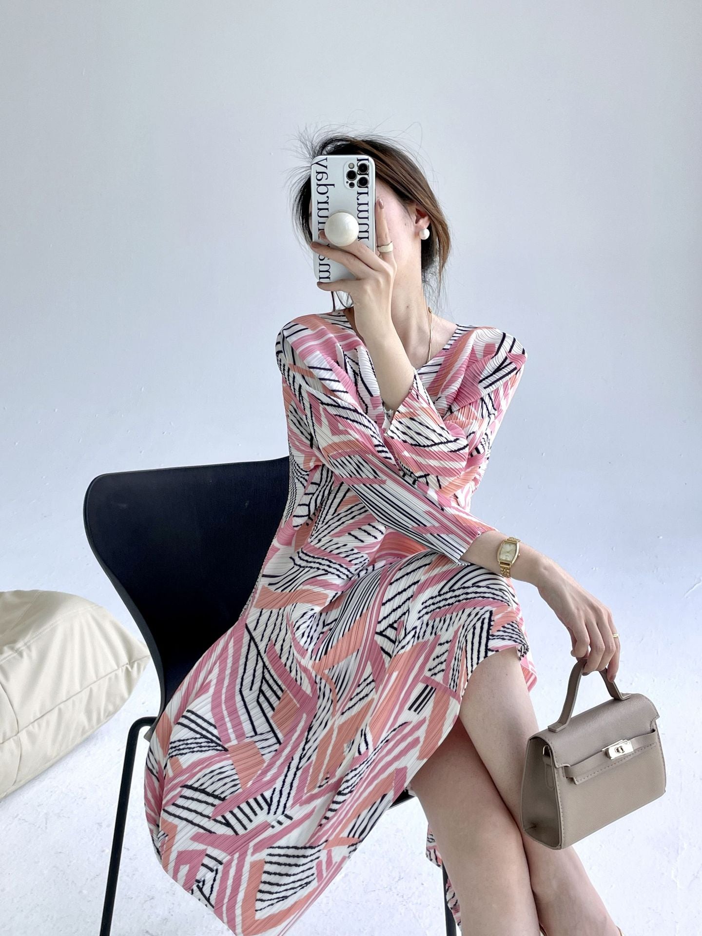 Xiaohongshu grass planting model Sanzhai spring new fashion light luxury printing design thin pleated dress women