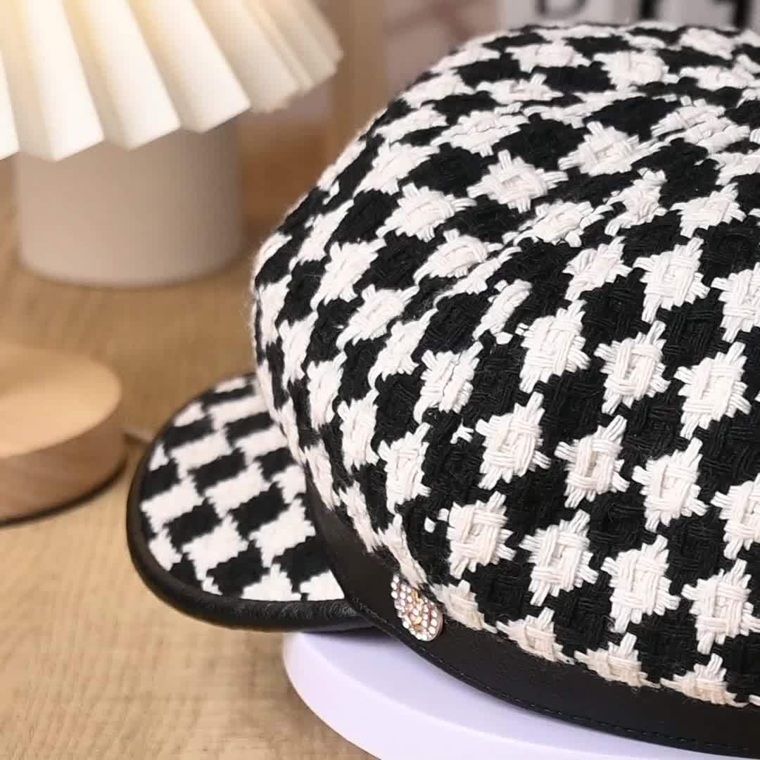 Classic Chic Houndstooth Beret Hat - French Flair, Color Block Trendsetter - Vintage Newsboy Painter Cap for Fashion-Forward Women