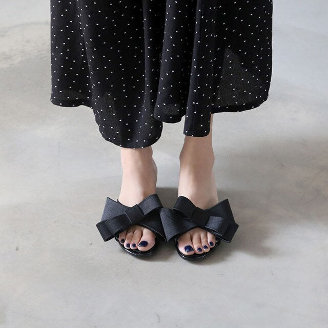 Wearing flat slippers women's shoes Korean version of the summer new large bow satin round head sandals Wild half slippers