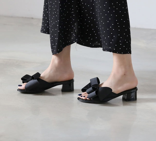 Wearing flat slippers women's shoes Korean version of the summer new large bow satin round head sandals Wild half slippers