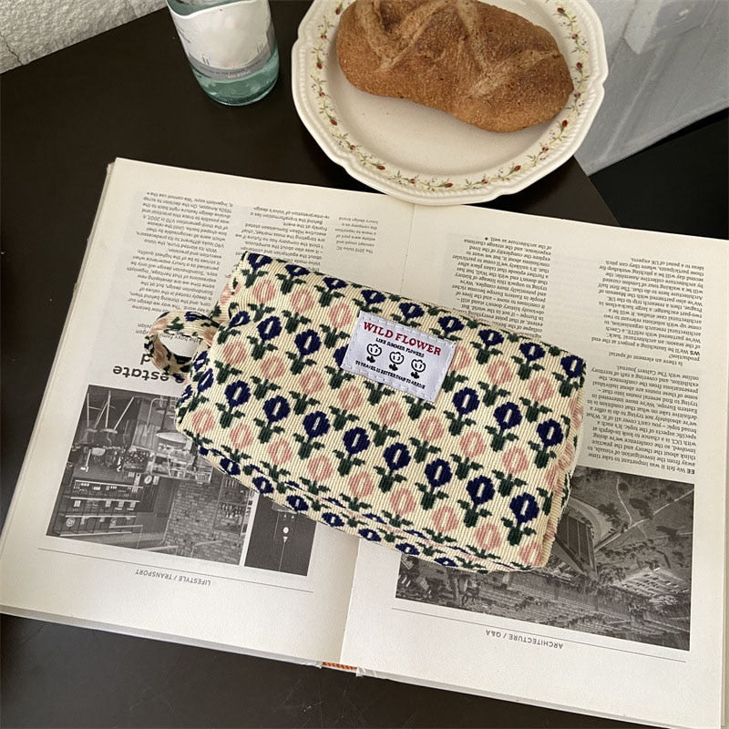 Zipper Pouch Lipsticks Make Up Brush Bag Makeup Pouch 3D Flower Print Cosmetic Bag Vintage Style Women Pencil Case Makeup Bag