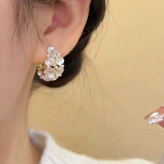 light luxury hydrangea flower pearl earrings women's design earrings 2025 new popular fashionable exquisite earrings