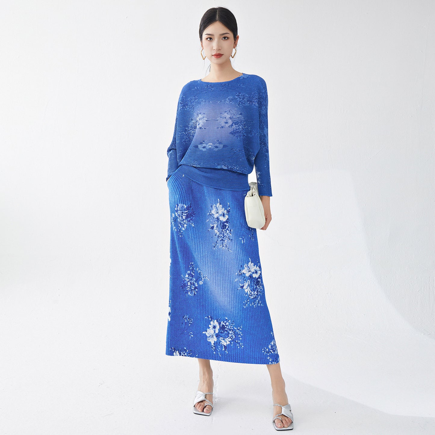2025 Women's commuter wear age-reducing suit, bat sleeve T-shirt top, split-ended skirt, Xiaoxiangfeng two-piece set