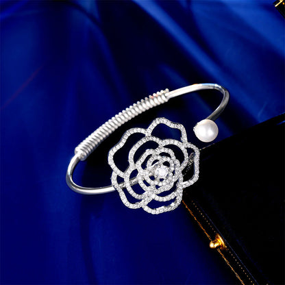 2025 New temperament bracelet, high-end sense, fashionable and elegant temperament, light luxury, niche design, open hollow camellia bracelet