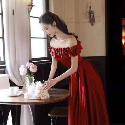2025 One-word shoulder toast, bride spring red return banquet dress, small engagement dress temperament looks thin  new