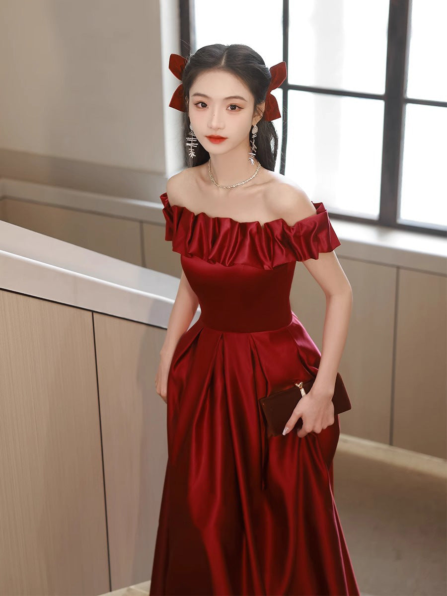 2025 One-word shoulder toast, bride spring red return banquet dress, small engagement dress temperament looks thin  new