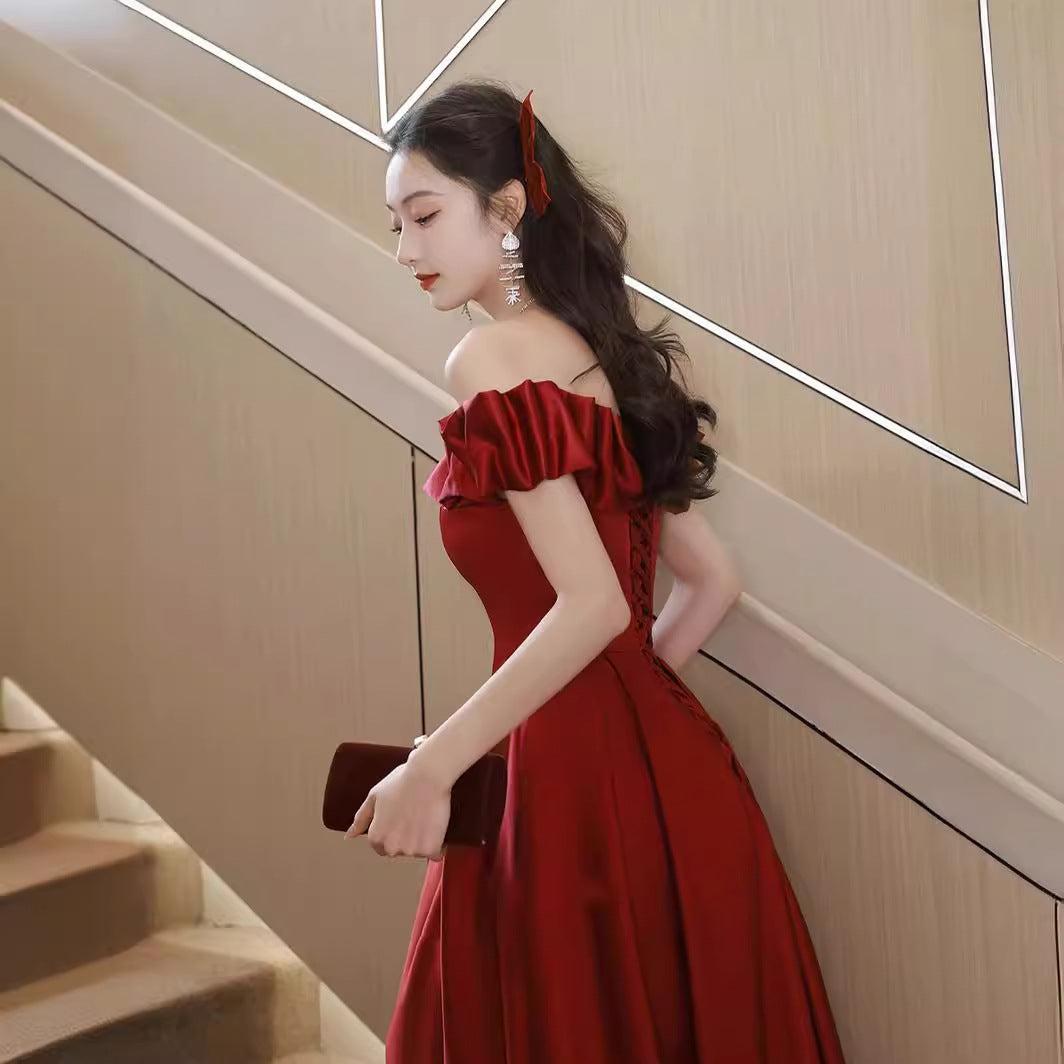 2025 One-word shoulder toast, bride spring red return banquet dress, small engagement dress temperament looks thin  new