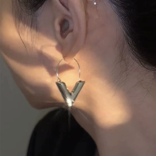 Premium geometric V-shaped pendant earrings, ear buckles, women's retro personality versatile, round face, thin silver triangular earrings