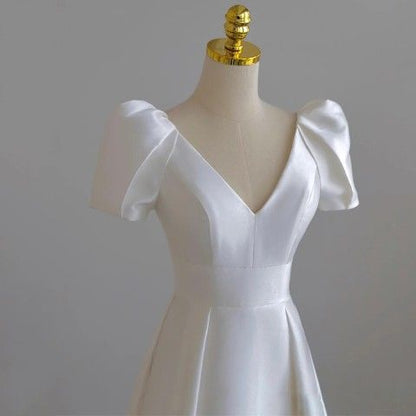 2025 Simple light wedding dress  new satin bride wedding atmosphere  Hepburn style retro light yarn going out yarn women