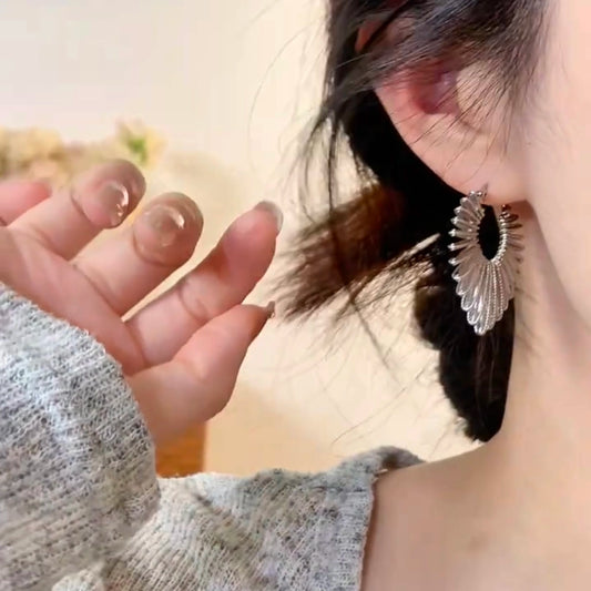 2025 exaggerated design lines peach heart ear buckles women's fashion temperament personality advanced sense love earrings ear jewelry