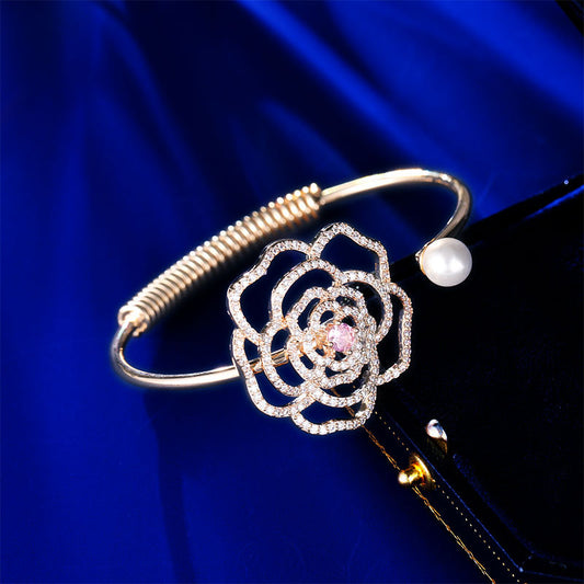 2025 New temperament bracelet, high-end sense, fashionable and elegant temperament, light luxury, niche design, open hollow camellia bracelet