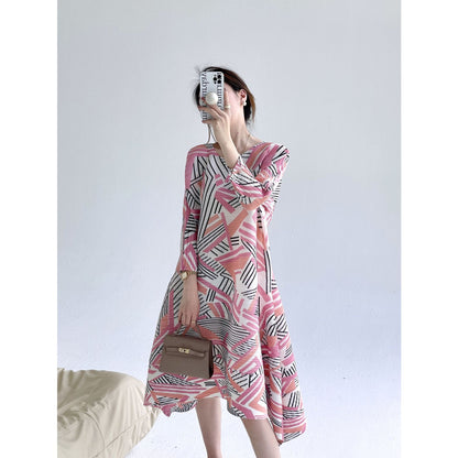 Xiaohongshu grass planting model Sanzhai  spring new fashion light luxury printing design thin pleated dress women