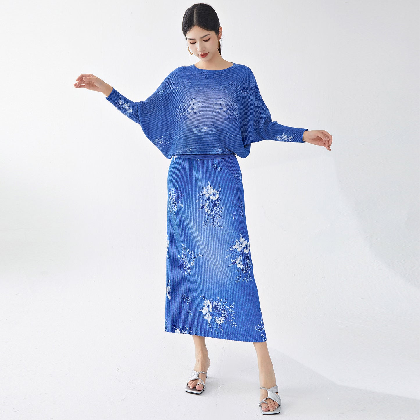 2025 Women's commuter wear age-reducing suit, bat sleeve T-shirt top, split-ended skirt, Xiaoxiangfeng two-piece set