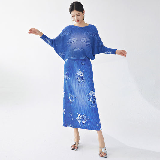 2025 Women's commuter wear age-reducing suit, bat sleeve T-shirt top, split-ended skirt, Xiaoxiangfeng two-piece set